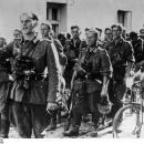 Bundesarchiv Bild 183-S55701, Polen, deutsche Soldaten in Ortschaft